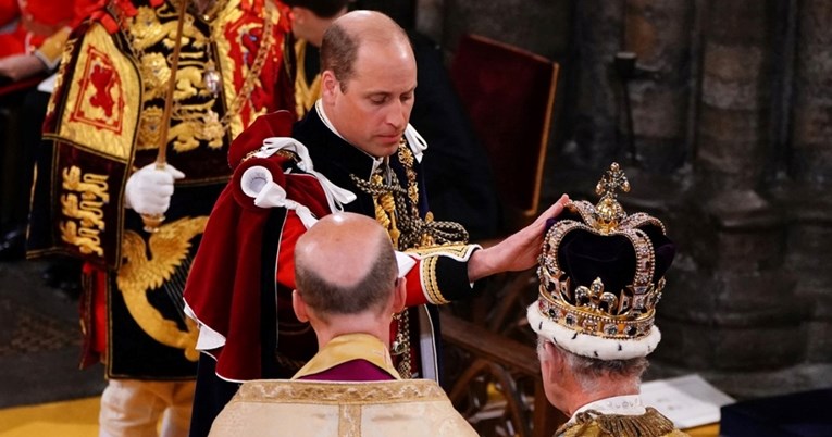 Kralj Charles i princ William podijelili su emotivan trenutak tokom krunidbene ceremonije kad se William zakleo monarhu na odanost