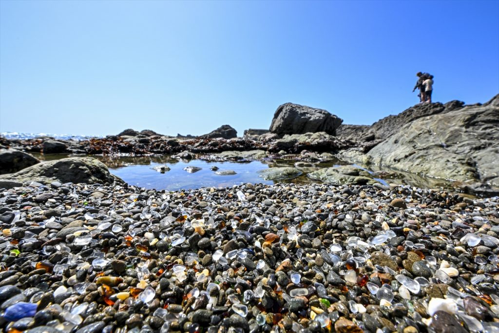 Staklena plaža na kalifornijskoj obali Tihog okeana unazad nekoliko decenija privlači posjetitelje svojim jedinstvenim izgledom