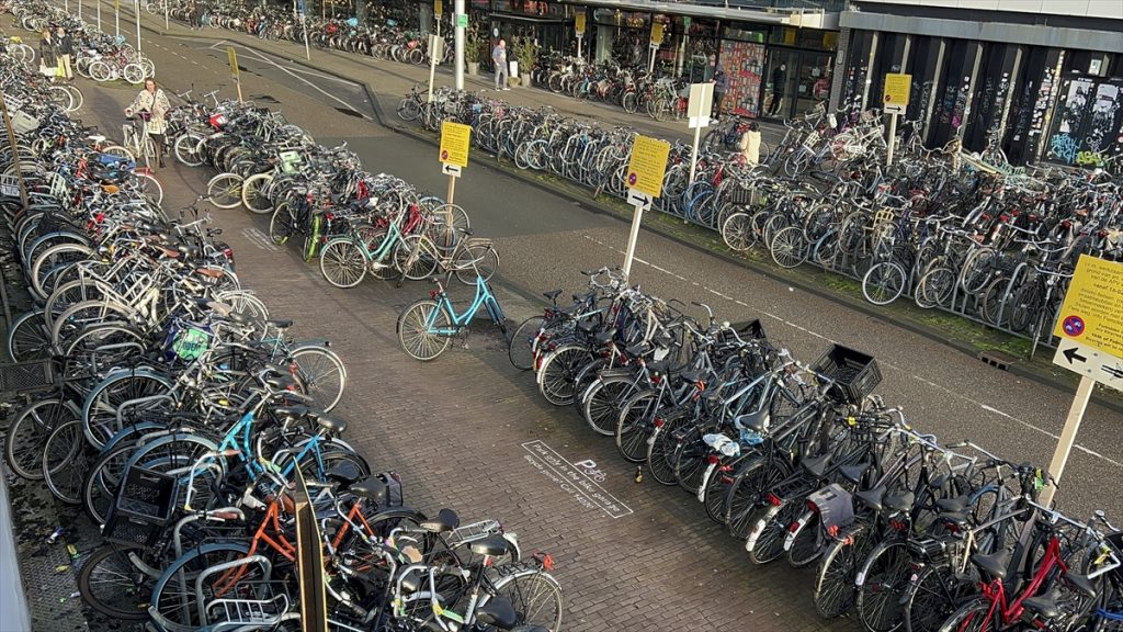 Prvi parking za bicikla u kompleksu izgrađenom ispod vode u Amsterdamu za manje četiri mjeseca je skoro dostigao maksimalnu popunjenost