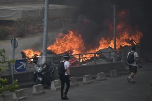 U sinoćnjim neredima u Parizu i širom Francuske povrijeđeno je 249 policajaca i pripadnika žandarmerije, objavilo je ministarstvo