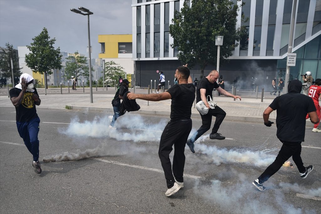 U sinoćnjim neredima u Parizu i širom Francuske povrijeđeno je 249 policajaca i pripadnika žandarmerije, objavilo je ministarstvo