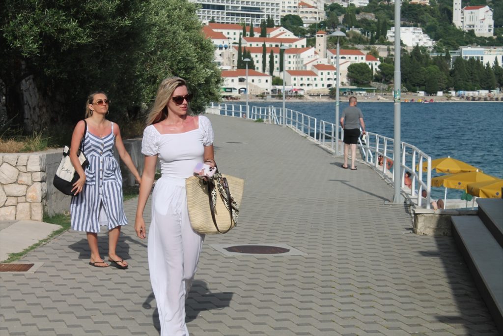Prvih dana ljeta turisti, uglavnom iz Bosne i Hercegovine, preplavili su Neum, jedini bh. grad na Jadranskom moru