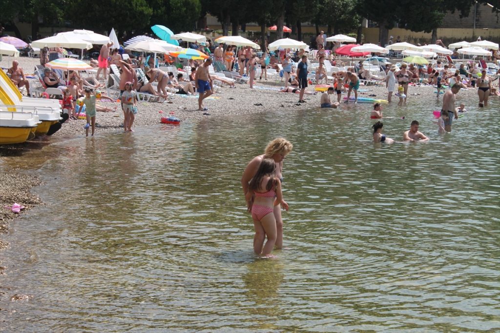 Prvih dana ljeta turisti, uglavnom iz Bosne i Hercegovine, preplavili su Neum, jedini bh. grad na Jadranskom moru