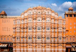 U centru šarenog i živopisnog grada Jaipura, u državi Rajasthan, u Indiji leži jedan od najpoznatijih spomenika arhitekture - Hawa Mahal.