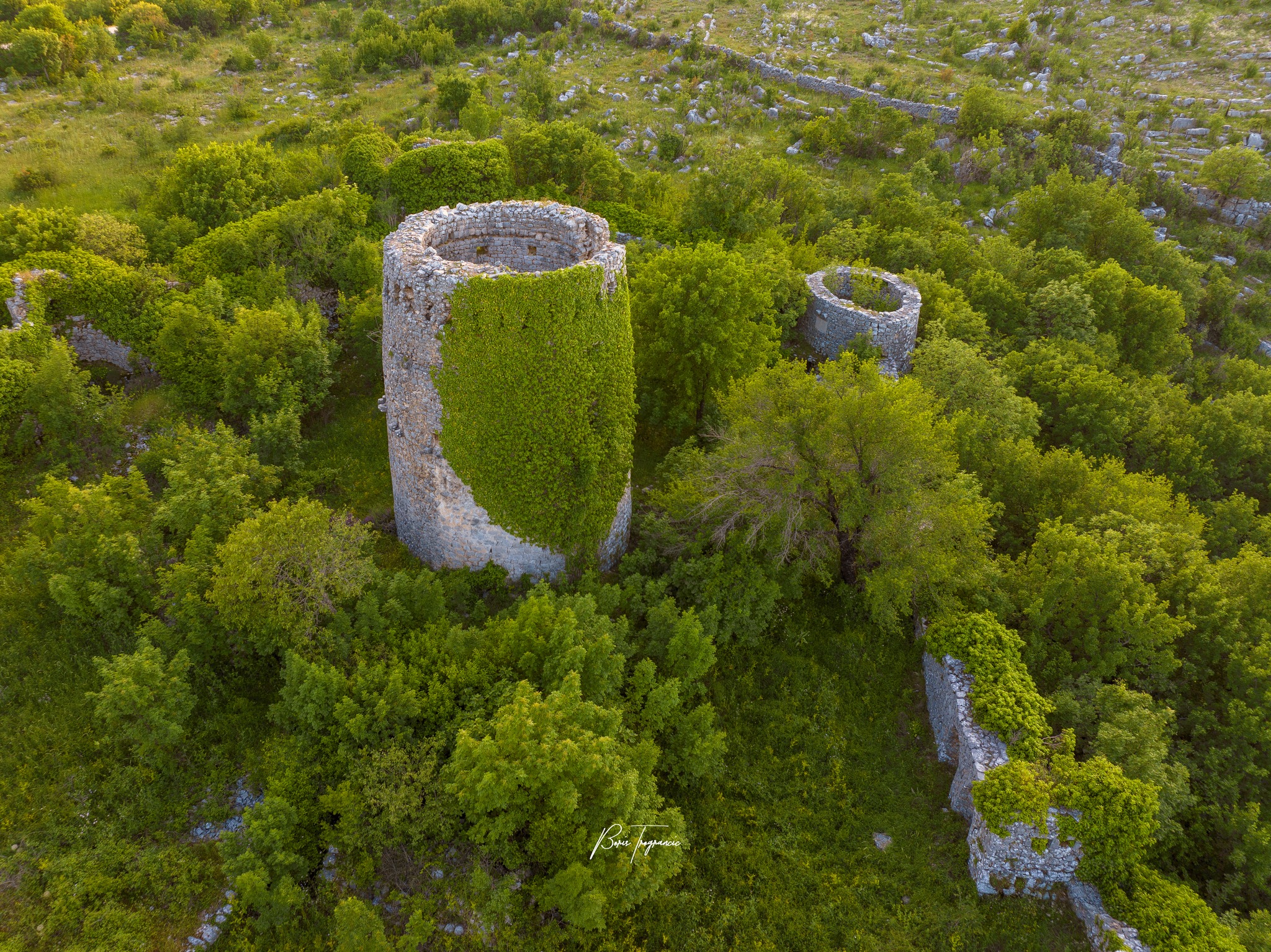 Hutovski grad ili Hadžibegov grad je smješten u općini Neum na uskoj cesti iz Stoca prema Neumu, u blizini Hutova, podno planine Žabe