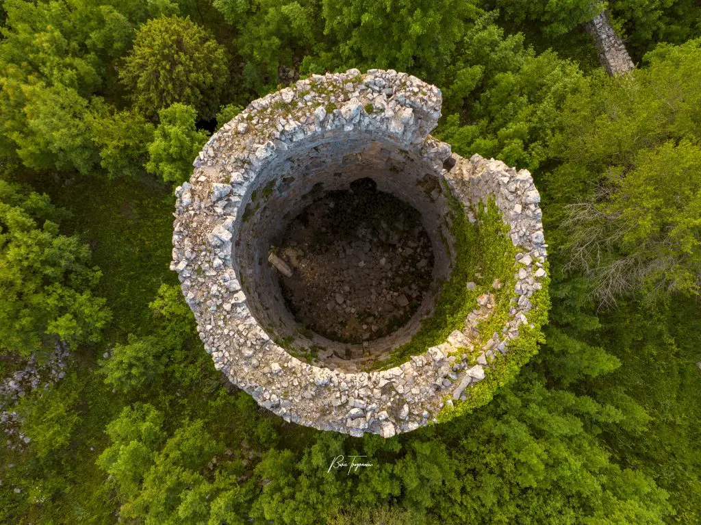 Hutovski grad ili Hadžibegov grad je smješten u općini Neum na uskoj cesti iz Stoca prema Neumu, u blizini Hutova, podno planine Žabe