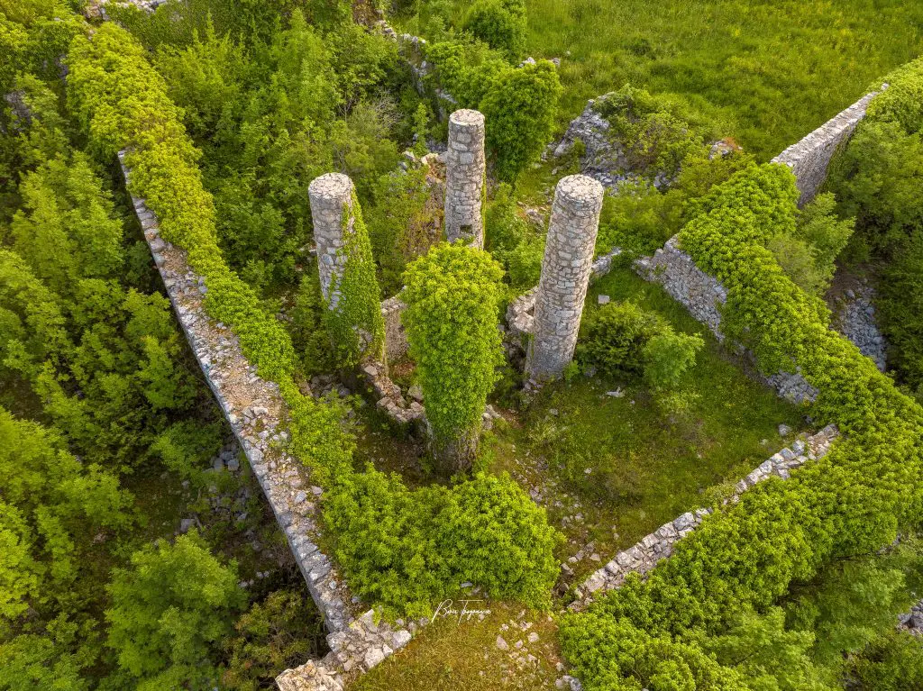 Hutovski grad ili Hadžibegov grad je smješten u općini Neum na uskoj cesti iz Stoca prema Neumu, u blizini Hutova, podno planine Žabe