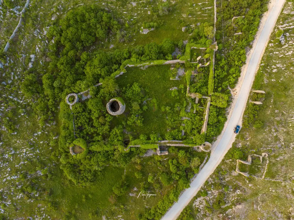 Hutovski grad ili Hadžibegov grad je smješten u općini Neum na uskoj cesti iz Stoca prema Neumu, u blizini Hutova, podno planine Žabe