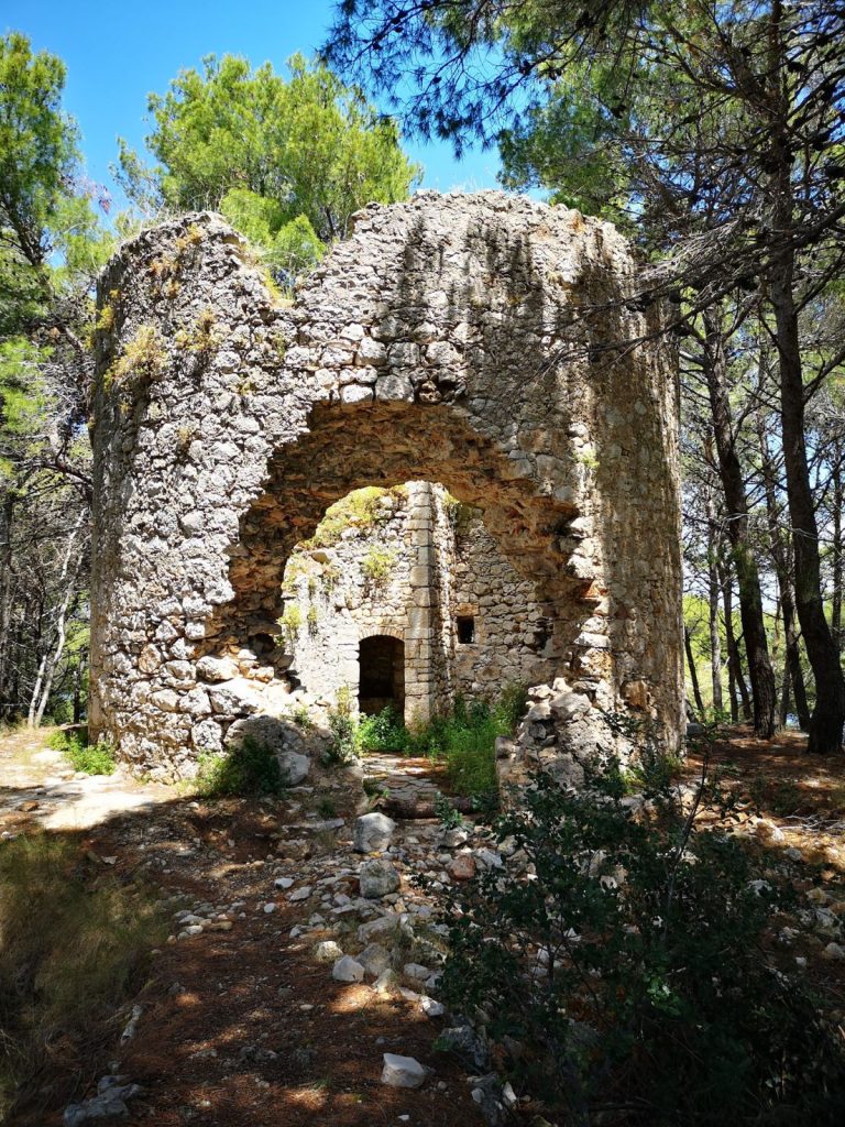 Ošljak je najmanji nastanjeni otok u Hrvatskoj za koji se vjeruje da je naseljen još od antike. Prostire se na 0,39 kvadratnih kilometara 