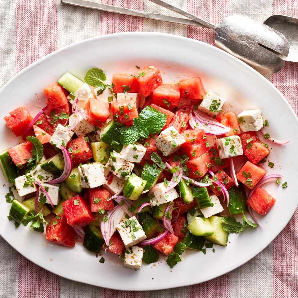 Hladna salata od lubenice i krastavaca savršeno je osvježenje, koje možete učiniti zanimljivijim uz dodatak luka, feta sira i začinskog bilja