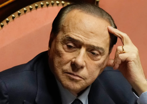 Zaglibljen u seksualni skandal, Silvio Berlusconi je 2010. godine priredio večeru u otmjenom rimskom hotelu kako bi šarmirao novinare