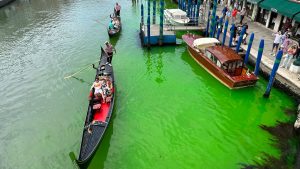 Mrlja koja se pojavila u Velikom kanalu u Veneciji zbog koje je kanal postao svijetlozelen uzrokovana je hemikalijom fluoresceinom.
