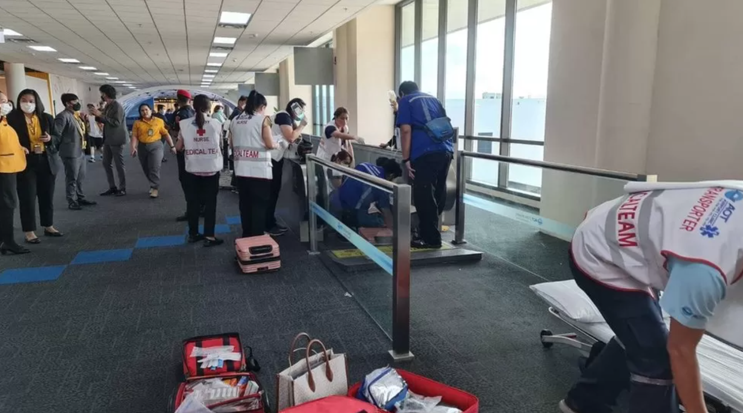 Ženi koja se zaglavila na pokretnoj traci na aerodromu Don Mueang u Bangkoku spasioci su u bizarnoj nesreći amputirali nogu