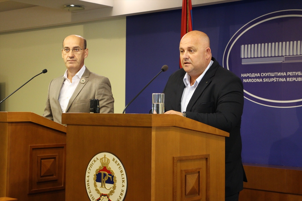 Poslanici u Narodnoj skupštini RS Ramiz Salkić i Amir Hurtić predstavili su novinarima Rezoluciju o osudi genocida počinjenog u Srebrenici