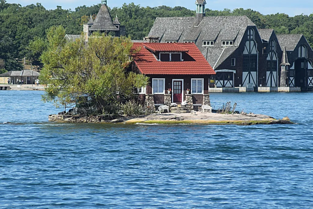 Najmanji naseljeni otok na svijetu na koji stane samo jedna kuća i drvo