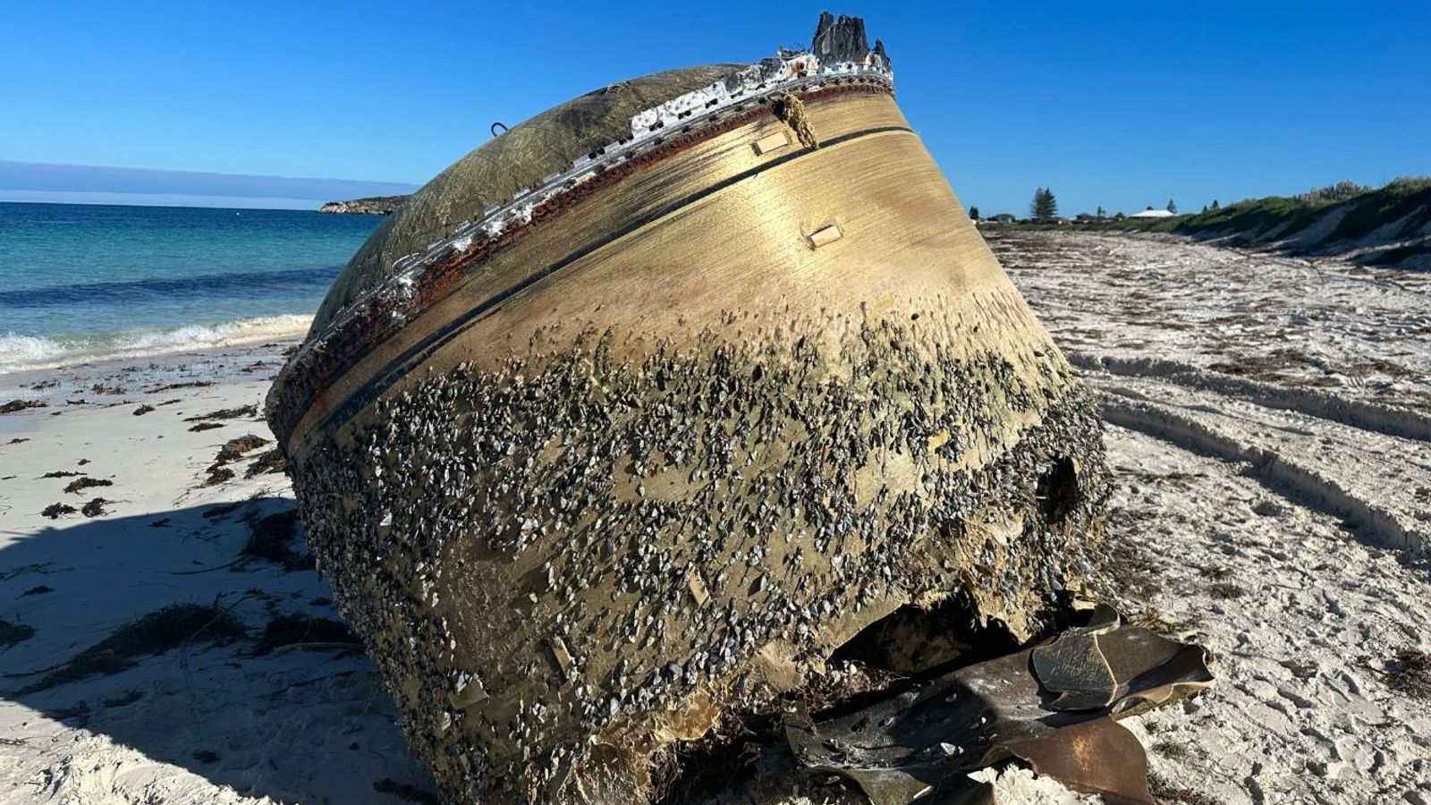Policija u Zapadnoj Australiji pokušava otkriti šta je misteriozni objekt nakon što ga je voda izbacila na udaljenu plažu.
