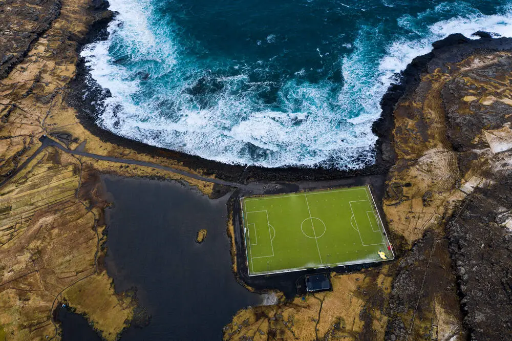 Nogometni stadion Eiði možete pronaći na "Istočnom otoku" Østerø. Nekad je to bilo glavno igralište nogometnog kluba EB/Streymur