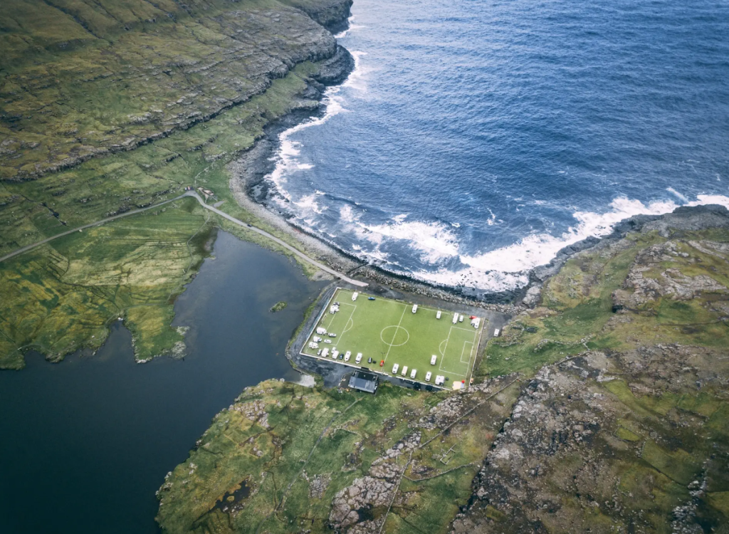 Nogometni stadion Eiði možete pronaći na "Istočnom otoku" Østerø. Nekad je to bilo glavno igralište nogometnog kluba EB/Streymur