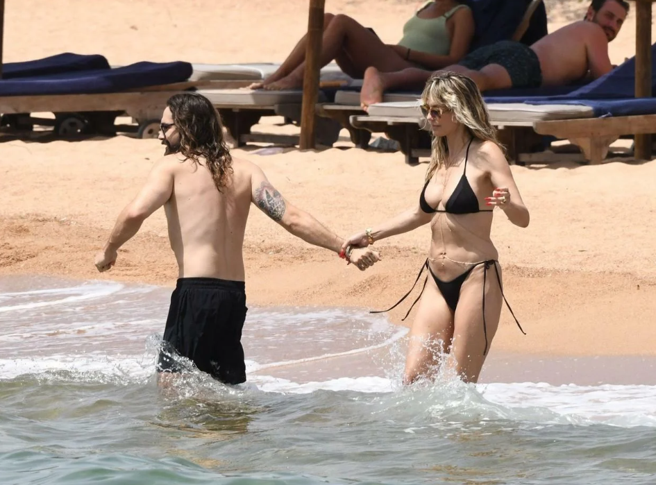 Supermodel Heidi Klum (50) i njezin suprug Tom Kaulitz (33) prepustili su se nježnostima u plićaku na jednoj plaži na Sardiniji