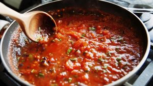 Umak od paradajza jedna je od omiljenih baza brojnih ljetnih jela, bilo u kombinaciji s tjesteninom, povrćem ili mesom