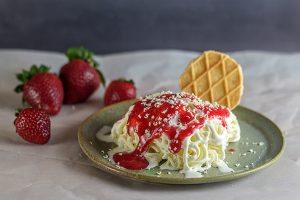 Pravi hit ovoga ljeta će biti tzv. špageti sladoled. Ovaj specijalitet sastoji se od sladoleda od vanilije, vrhnja, jagoda i naribane čokolade