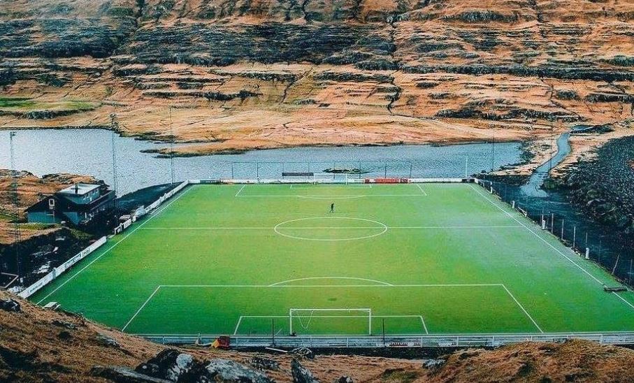 Nogometni stadion Eiði možete pronaći na "Istočnom otoku" Østerø. Nekad je to bilo glavno igralište nogometnog kluba EB/Streymur