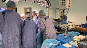 U revolucionarnoj medicinskoj prekretnici, hirurški tim u Oxfordu uspješno je izveo prvu transplantaciju maternice u Velikoj Britaniji