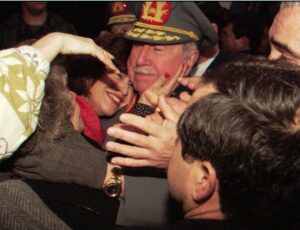 Augusto Pinochet vojnom silom svrgnuo je izabranog predsjednika i vladao je Čileom željeznom rukom. Hiljade neistomišljenika je pobijeno