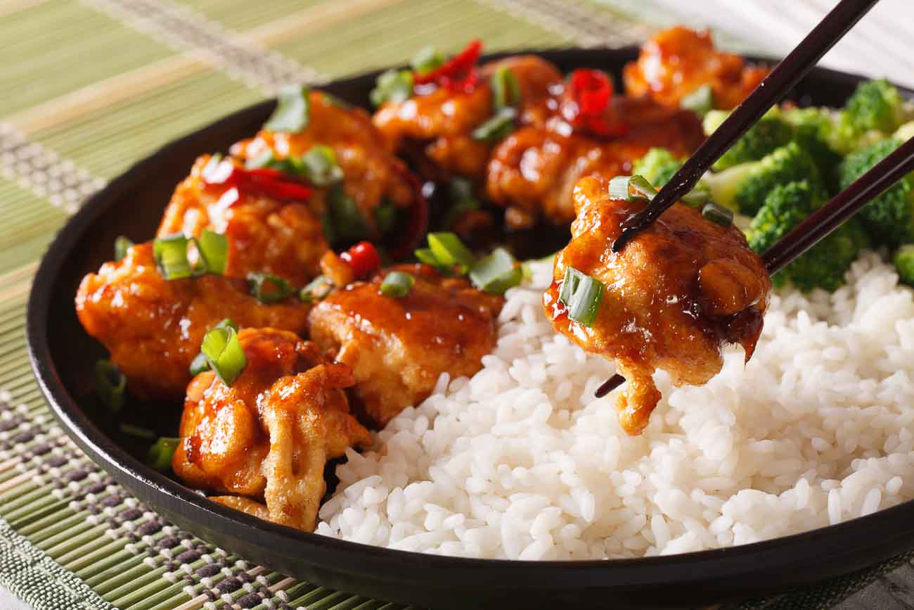 Piletina veličine zalogaja u ljepljivom, pikantnom umaku u Americi je poznata kao piletina generala Tsoa i jedno je od najpopularnijih jela