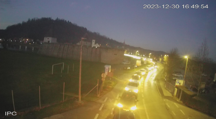 Na graničnom prijelazu Bosanska Kostajnica duge kolone na ulazu u BiH