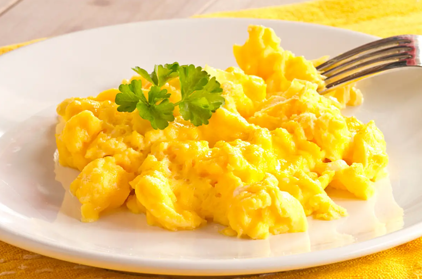 Imate li jaja u frižideru, od ukusnog doručka vas malo, no za savršenu kajganu koja se topi u ustima, važno je i kako je pripremate
