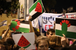 Moćna lubenica, bilo da se drži u ruci, prikazana u umjetnosti ili objavljena na internetu kao emoji, snažan je simbol za Palestince protesti zastave simbol lubenice noć