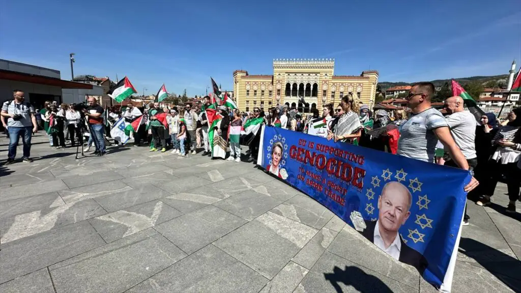 Građani BiH Još Jednom Izašli Na Ulicu Zbog Gaze: Kod Vijećnice Održan ...